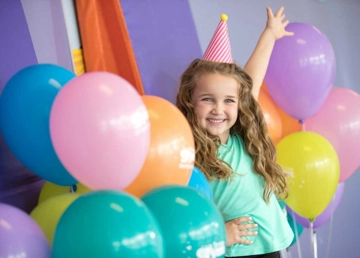 fille célébrant son anniversaire